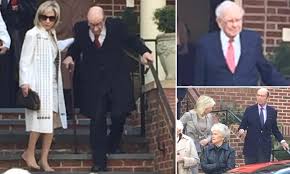 Andrea mitchell with her husband alan greenspan during their wedding day. Alan Greenspan Uses Cane After Brunch With Warren Buffet Colin Powell Wilbur Ross Vernon Jordan Daily Mail Online