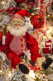Santa Claus Sentado En Arbol Completamente Nevado Con Adornos Rojos Y Cinta Roja Con Blanco Navidad Arbol De Navidad Cintas