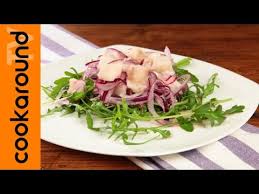 Affettare pesce e cipolla, farli marinare in acqua, pepe, sale, aglio, succo di lime per mezz'ora.preparare il fritto di calamari: Ceviche Di Pesce Ricetta Peruviana Youtube