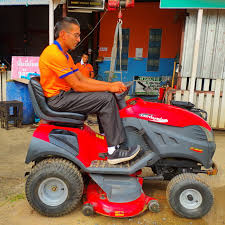 Garden tractors are also called compact tractors or horticultural tractors and are generally designed to be small, and lightweight to operate in the confined space of a garden or small holding plot. Buriram House Builder Buriram Thailand Briggs Stratton Honda Riding Lawn Mower Repair Delivery
