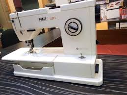 Du coup j'ai redémontré ma machine (pour la énième fois) vérification faite la goupille g est bien en place et rentre. Pfaff 1222 E Sewing Machine Zohaib Machines Appliances Facebook