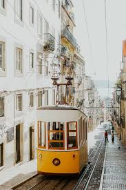 So gibt es beispielsweise das teatro do bairro (stadtteiltheater) und ein weiteres. Lissabon Die Stadt Die Nicht Hip Sein Will Und Es Gerade Deshalb Ist Follow Your Trolley Reisen Yoga Mit Jeanette