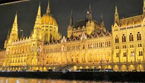 Casa poporului, clădirea gigantică ridicată de comuniști pe locul fostului cartier uranus, este un punct de atracție pentru turiști in bucuresti. Prieteni Mereu Palatul Parlamentului Din Budapesta Bijuteria De Pe Malul Stang Al DunÄƒrii