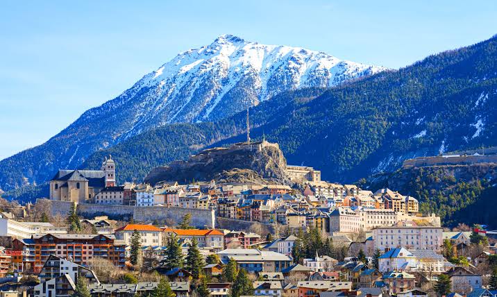 Hautes-Alpes Tourism: Visits and Activities Near Lake Serre-Ponçon