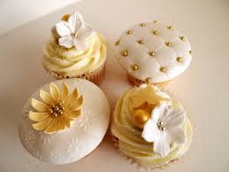 Luxury Christmas Cupcakes In 2020 Gold Cupcakes Christmas Cupcakes Elegant Cupcakes