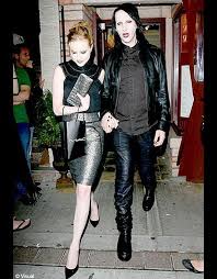 Marilyn manson is wanted for assault in new hampshire in connection to an incident at a 2019 concert, the gilford police department announced. Marilyn Manson Et Evan Rachel Wood Ces Couples Qui Ne Font Pas Rever Elle