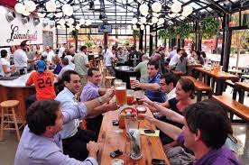 Leinenkugel S Beer Garden Power Plant Live Design De Restaurante Ambiente