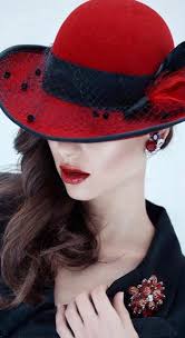 Comment Porter Le Chapeau Rouge Avec Du Style Archzine Fr Chapeau Rouge Chapeau Comment Porter