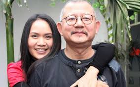 Nữ hoàng nhạc phim' Mai Hoa kể về thời hoàng kim: 'Vàng để may quần áo, mỗi  ngày một bộ... một bộ là khoảng 2 chỉ vàng'