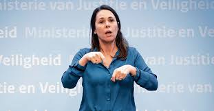 Vandaar dat de reguliere persconferentie van onze mark rutte na de ministerraad dan ook volledig hamsteren is pure logica. Eindelijk Erkenning Dankzij Hamsterende Tolk Irma Capido