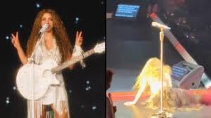 Shakira sufre aparatosa caída en concierto en Montreal | VIDEO- Grupo  Milenio