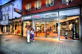 With expertise and independency, intersport helps you choosing the equipment that fits you best. Sport Bekleidung Ausrustung Esslingen