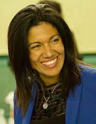 Son mari est aussi un apparatchik du ps, vivant à travers ce dernier. Samia Ghali Wikipedia