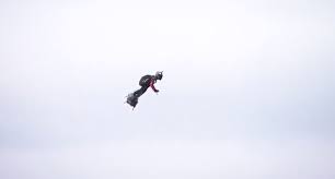 Le pilote de 40 ans est demandé dimanche s'il se considérait comme le successeur de louis blériot, qui a effectué le premier vol d'avion à travers la manche, zapata a. Franky Zapata Retentera La Traversee De La Manche En Flyboard Le 4 Aout