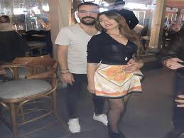 خالد عليش وشارك خالد عليش في شهر رمضان الماضى فى مسلسل أحسن أب، والمسلسل تأليف محمد محمدى وأحمد محيى، وإخراج معتز التونى، وإنتاج شركة سينرجى. Ø£Ø®Ø¨Ø§Ø± Ø§Ù„Ù…Ø´Ø§Ù‡ÙŠØ± Ø§Ù„ÙŠÙˆÙ… Ø§Ù„Ø®Ù…ÙŠØ³ 5 3 2020 Ø·Ù„ÙŠÙ‚Ø© Ø®Ø§Ù„Ø¯ Ø¹Ù„ÙŠØ´ ØªÙ‡Ø§Ø¬Ù…Ù‡ ÙˆÙƒØ§ØªÙŠ Ø¨ÙŠØ±ÙŠ Øª Ø¹Ù„Ù† Ø­Ù…Ù„Ù‡Ø§ ØµÙˆØ± ÙˆÙÙŠØ¯ÙŠÙˆ