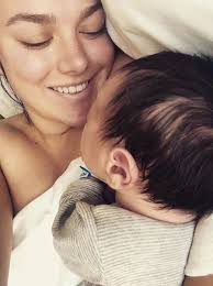 Ewa farna opowiada też o tym jak wraz z mężem wybierali imię dla swojego synka. Ewa Farna Chwali Sie Nowym Zdjeciem Z Synem Maly Artur Skonczyl Niedawno Pol Roku Foto Pudelek