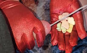 น้ําแตกเยอะมากปกคลุมลูกกวาง Gummy เธอสนุกกับมันและกินพวกเขาอย่างมีความสุข  นี่เป็นการผสมผสานที่แปลกประหลาด