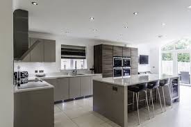 Deavita vous propose de consulter quelques exemples de cuisine moderne qui vous révéleront la tendance 2015 dans l`aménagement. Modele Cuisine Moderne Et Chaleureuse Avec Carrelage Et Ilot Central Modele De Cuisine Moderne Cuisine Moderne Deco Cuisine Grise