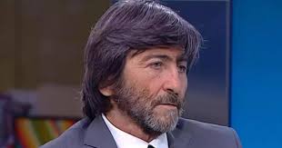 Rıdvan dilmen biz onu yeşil sahalarda şeytan rıdvan olarak tanıdık. Ridvan Dilmen In Saci Peruk Mu Kizlarsoruyor