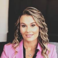 Clarissa Burke's Instagram, Twitter & Facebook