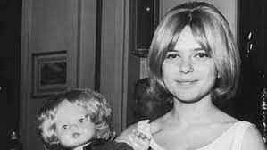 Though france gall doesn't have a strong voice, she does a good job of providing some interesting france gall does her best work on such delights as sacre charlemagne in which she talks about. France Gall So Sieht Die Chartsturmerin Heute Aus