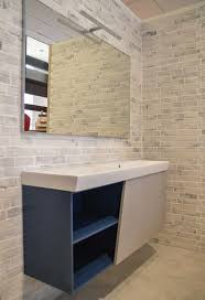 Specchio da bagno con mobiletto e luci in ottime condizioni.lo specchio presenta due venature sul vetro ma non hanno rilievi.il vetro è fissato in maniera stabile.le vendo mobile bagno con specchio incluso. Mobile Con Lavabo In Ceramica Specchio E Luce Led Arredo Bagno Bagno E Accessori Outlet Sali Giorgi Casastore