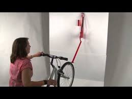 Der Komfortable Fahrradstander Mit Power Rad In Den Aufnahmehaken Des Fahrradstanders Einhangen Am Sattel Leic Fahrrad Aufhangen Fahrrad Fahrrad Aufbewahrung