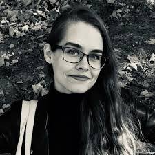 Stephanie Trott's Instagram, Twitter & Facebook