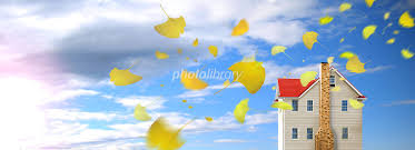 舞い散るイチョウの葉 赤い屋根の家 青空 イラスト素材 883004 フォトライブラリー Photolibrary