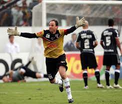 Ceni vertegenwoordigde brazilië in de loop van zijn carrière ook 18 keer, als onderdeel van de selecties die de fifa. Outside Sao Paulo Rogerio Ceni Celebrates Ten Years Of The 100th Goal Embracing Another Crowd Prime Time Zone Sports Prime Time Zone