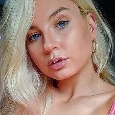 Leah Coulter's Instagram, Twitter & Facebook