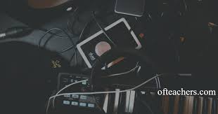 Adalah upaya dalam menonjolkan unsur musikal, sebagai sebuah karya sastra yang bentuknya puisi bisa lebih jelas dan lebih layak dipertontonkan di muka umum. Musikalisasi Puisi Pengertian Manfaat Cara Dan Contoh Musikalisasi Puisi Ofteachers