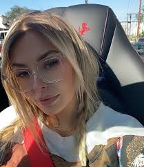Most of her family members are american, but she also has german roots. N65qwryswpkobm