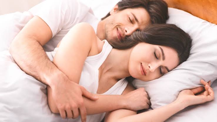 12 reasons your partner turns their back on you while sleeping, according  to psychology - FODMAP Everyday