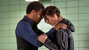 Katniss es una chica de 16 años (17 a partir de en llamas), que vive en el distrito 12 el más pobre de su país, panem.ocupa el lugar de su hermana en la cosecha para competir en los juegos del hambre en la primera novela y está en constante lucha entre sus sentimientos por peeta y por gale. Los Juegos Del Hambre Recauda Tres Millones De Euros En Su Primer Fin De Semana En Espana