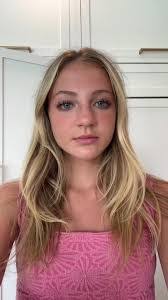 Elizabeth Breen's Instagram, Twitter & Facebook