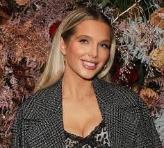 Margo Nicholson's Instagram, Twitter & Facebook