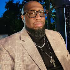 Angela Spivey is one of the best to do it! She is oily, engaging, energetic  and will never lose control of her assignment #TheChoir! She is one of my  directing mentors!!!