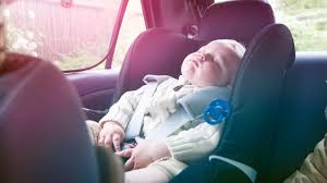 Auch wenn die kindersitzpflicht (12 jahre oder mindestens 150 cm groß) nicht mehr gilt, können eltern entscheiden, ihren nachwuchs bei autofahrten weiterhin mit einer sitzerhöhung zu sichern. Zum Schutz Vor Dem Hitzetod Italien Macht Warnsystem Fur Kindersitze Zur Pflicht
