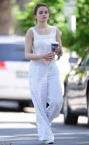 She is the daughter of jaime and terry king. Joey King Sieht Ultra Schick In Weiss Und Blau Leinen Overalls Wahrend Greifen Kaffee Aktuelle Boulevard Nachrichten Und Fotogalerien Zu Stars Sternchen