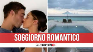 La coppia è seduta ai tavolini di un bar del centro di roma. Belen Rodriguez E Antonino Spinalbese Volano Alle Maldive Vacanza Da Sogno Per La Coppia