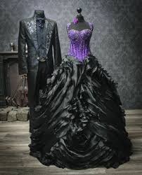 Wer dennoch nicht auf ein besonderes erlebnis in puncto hochzeitsessen verzichten will, der kann sich von unseren ausgefallenen ideen inspirieren lassen. Extravagante Brautmode Schwarze Brautkleider Schwarz Weisse Und Ausgefallene Brautmode Extravaga In 2020 Brautmode Schwarzes Brautkleid Schwarzes Kleid Zur Hochzeit