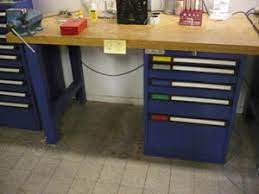 Puoi trovare banchi da falegnami nuovi e usati di varie misure e tipi di legno massello. Banco Da Lavoro Usato Con Cassettiere Mensole E Altro