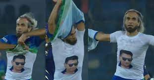 Born in pakistan, but ends up playing for someone else like imran? Watch Imran Tahir Removes His Jersey After Picking A Wicket To Pay Tribute To Late Cricketer Tahir Mughal Crickettimes Com