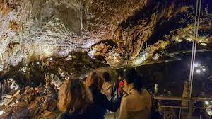 Anfangs lernen wir einen geologieprofessor kennen, der die these vertritt, dass man, wenn die technischen voraussetzungen. Reise Ins Innere Der Erde Mit Aperitif Grotta Gigante