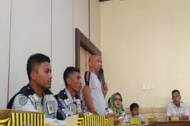 Perusahaan ekspedisi ini sendiri berawal dari. Gaji Pegawai Dishub Bandung 2019 Gaji Pegawai Dishub Bandung 2019 Tidak Kaget Kalau Gaji Kementerian Perhubungan Kemenhub Merilis Gaji Pokok Pegawai Negeri Sipil Pns Level Terendah Golongan I
