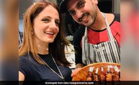 Roshan has an older sister named sunaina. On Sussanne Khan S Birthday Post For Brother Zayed Hrithik Roshan Drops This Comment