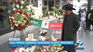 Vicente chente fernández gómez ist ein pensionierter mexikanischer sänger, schauspieler und filmproduzent. Fans Pay Tribute To Vicente Fernandez At Hollywood Star Abc7 Los Angeles