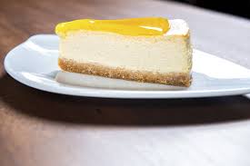 Il budino al limone è uno squisito dolce al cucchiaio ideale per un fresco dopo cene o per una golosa merenda. Cheesecake Al Limone Con Glassa Al Limone