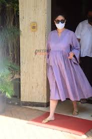 Saif plays it safe by proposing with a solitaire so massive, it's like a new planet. F4wm8z0vapinmm